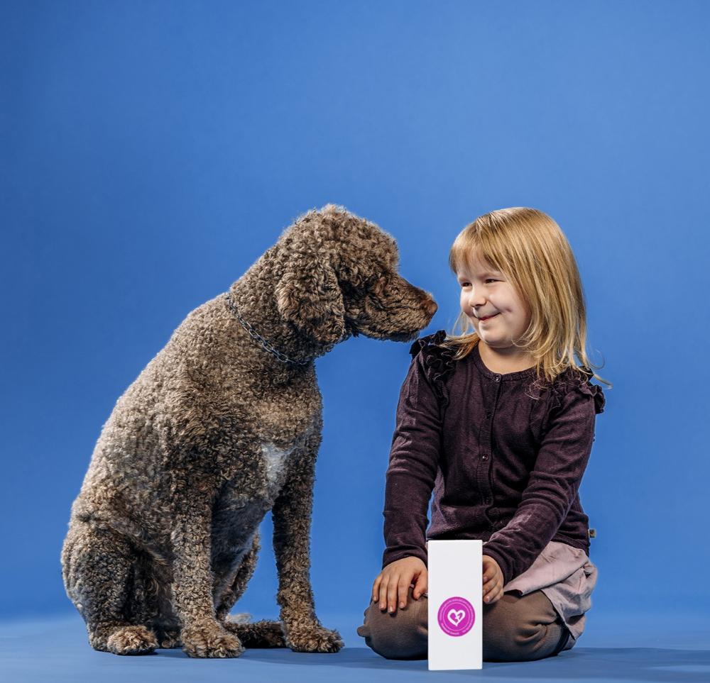 en hund och en liten flicka med GA-insamlingsbössa