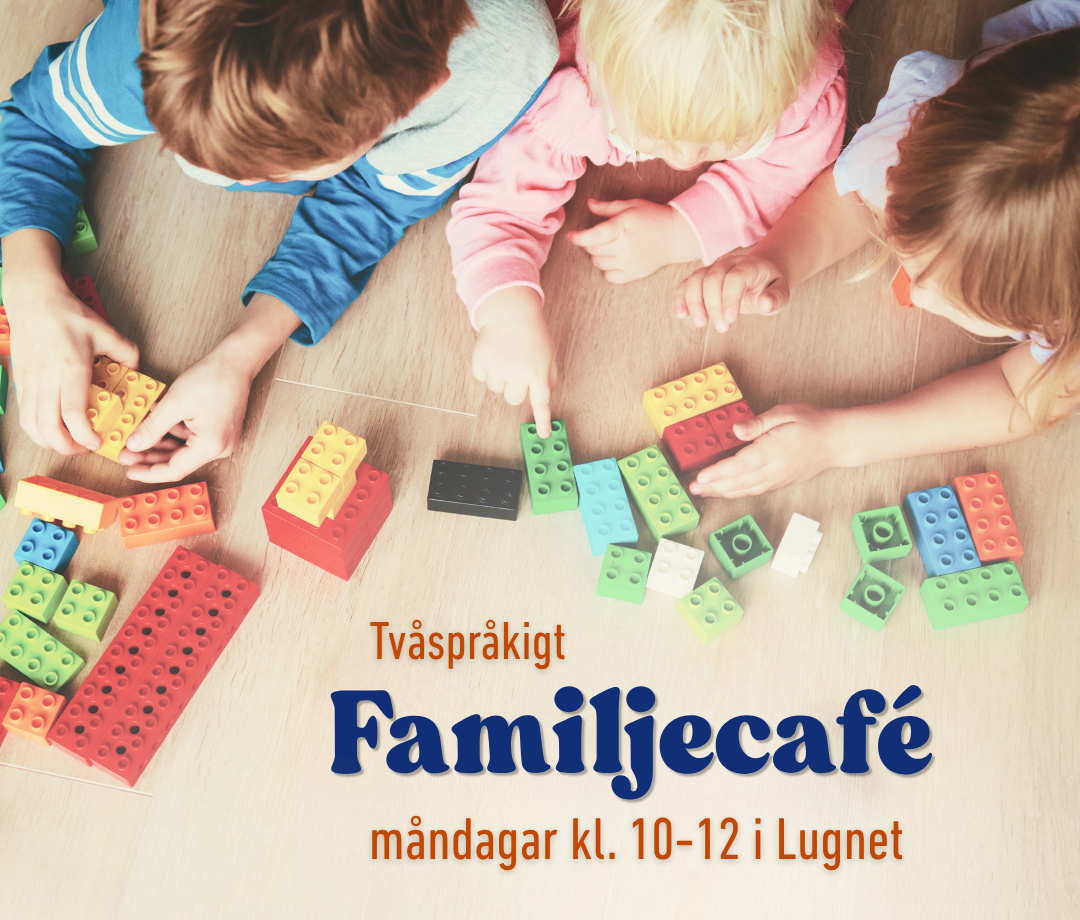 Tre barn som leker med legon på golvet samt texten tvåspråkigt familjecafé i Lugnet måndagar kl. 10-12.