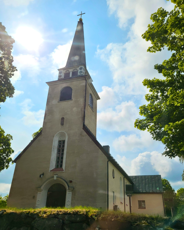 Högmässa i Degerby kyrka Degerby kyrkas fasad.