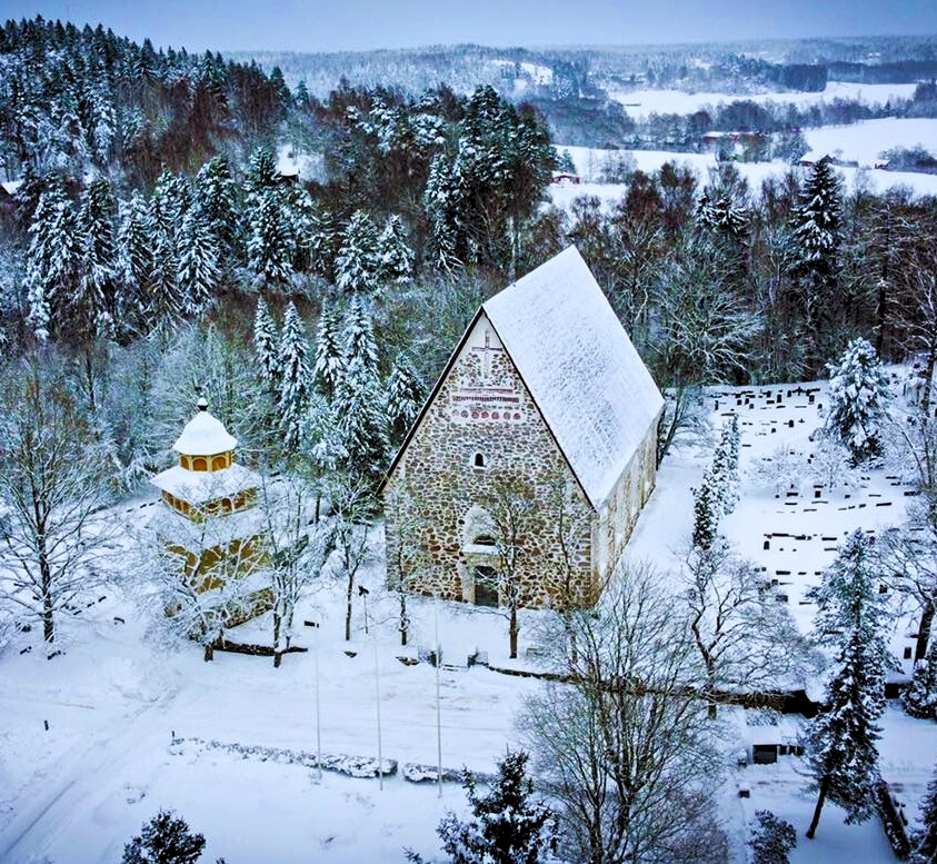 Sjundeå S:t Petri kyrka fotograferat från fågelperspektiv