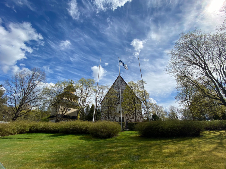Mässa Sjunddeå S:t Petri kyrka på våren.
