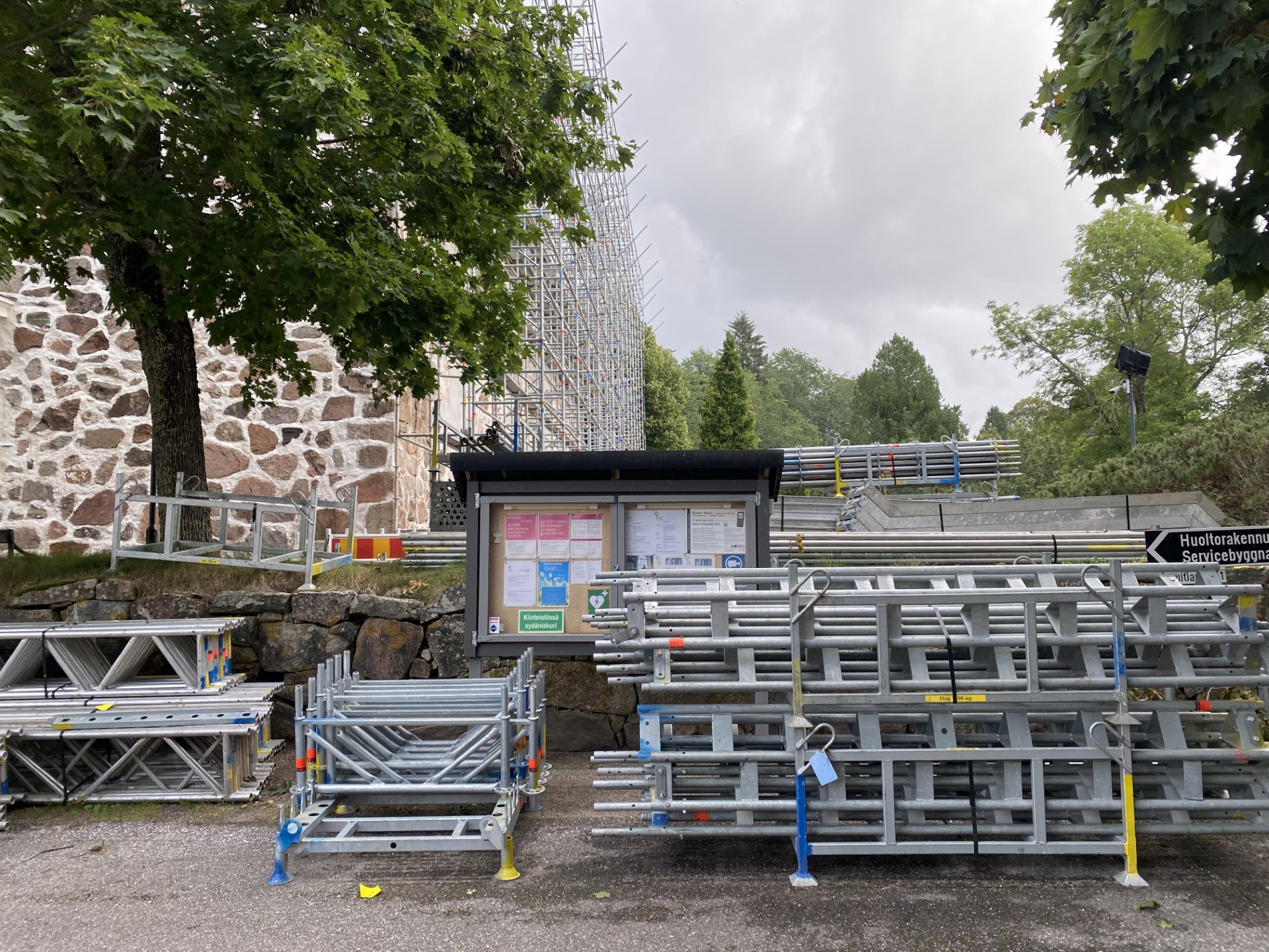Byggnadsställningar framför kyrkan.
