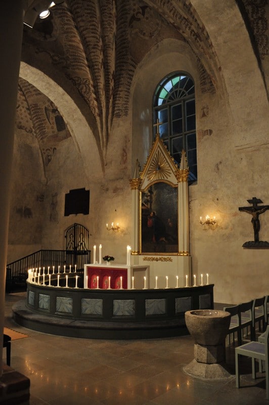 S:t Petri kyrkans altare och röda pingstens kyrkotextilier