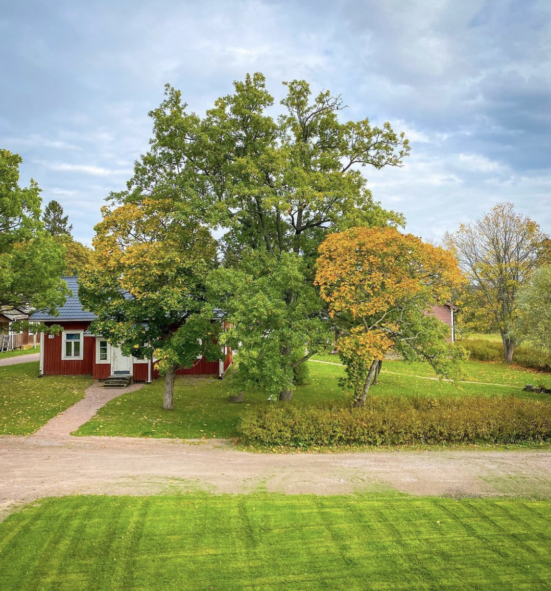 Friden fotograferat utifrån på hösten.