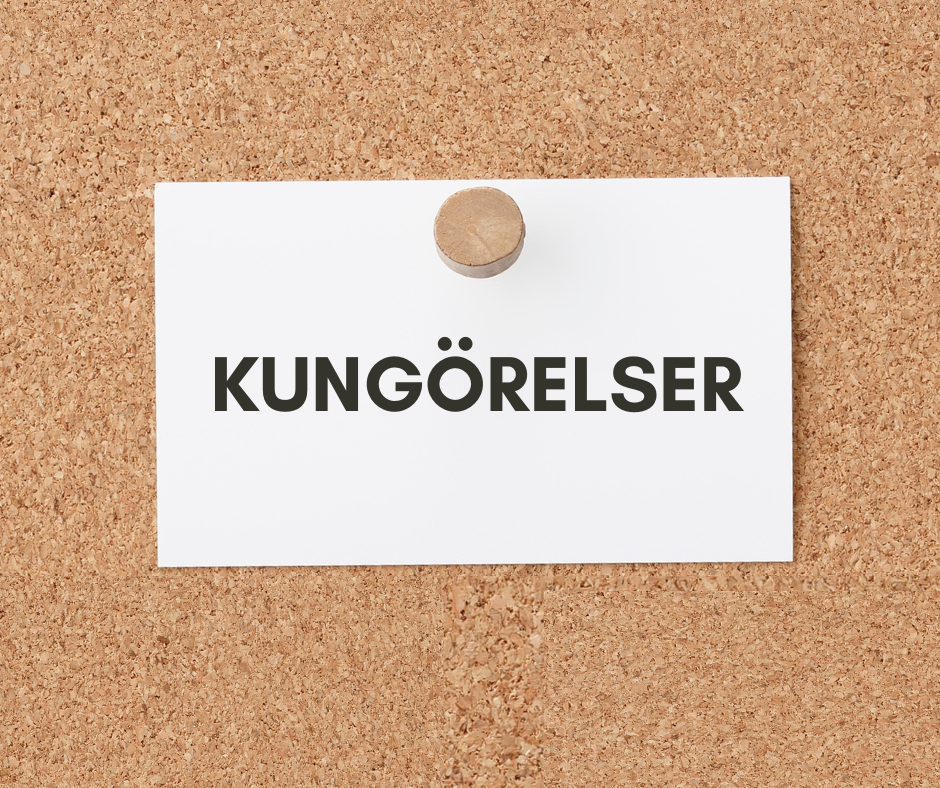 En anslagstavla som har en lapp med texten kungörelser.