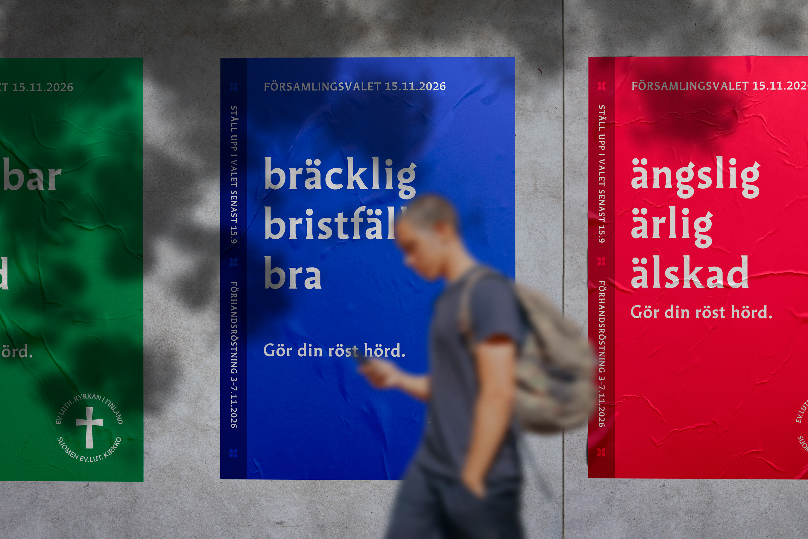 En man går förbi plakat som marknadsför församlingsvalet.