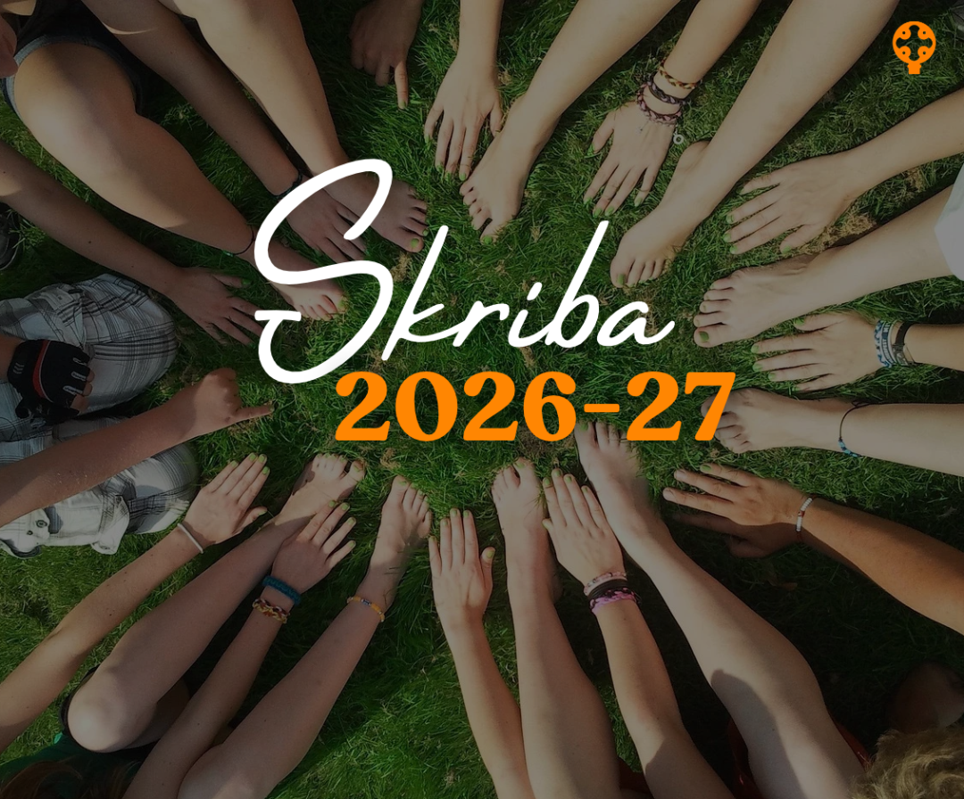 Texten skriba 2026-2027 med ungdomars händer och fötter på en gräsmatta i bakgrunden.